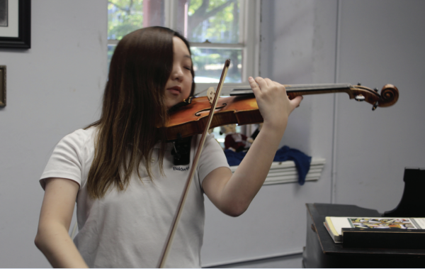 Bethany Yang ‘25 playing violin.